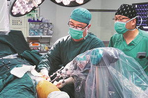 Chinas medical robots take on foreign rivals (c) Tinavi China Daily