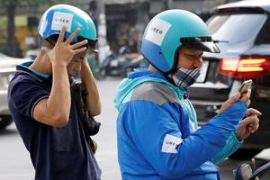 E payment soars in Vietnam as a solution to skimpy bank coverage (c) Reuters