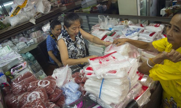 Thai officials discuss imposing a fee on plastic bags (c) AFP Romeo Gacad