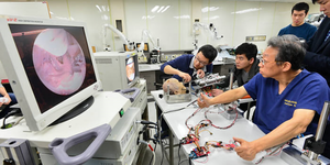 Korean research team develops microscopic surgery robot (c) Business Korea