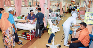 Malaysias government hospitals need 16000 more beds (c) Berita Daily