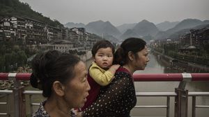 China arrests over illegal network determining baby gender (c) BBC News