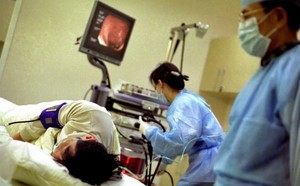 China to allow patients to claim insurance for private hospital visits (c) Reuters