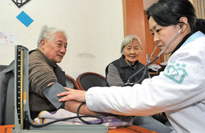 Chinas family doctor system to provide cover by 2020 (c) China Daily