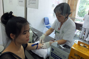 Vietnams provincial hospitals struggle to keep doctors (c) Vietnam Breaking News