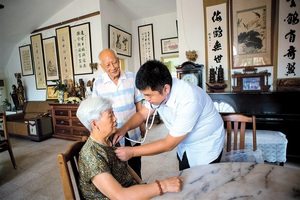 Pilot program brings health care home in China (c) Shanghai Daily CFP