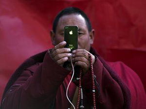 Smartphones causing visual health crisis in China (c) Reuters Damir Sagolj