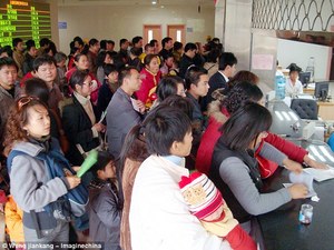 Ticket touts in Chinese hospitals driving up patient costs (c) Daily Mail